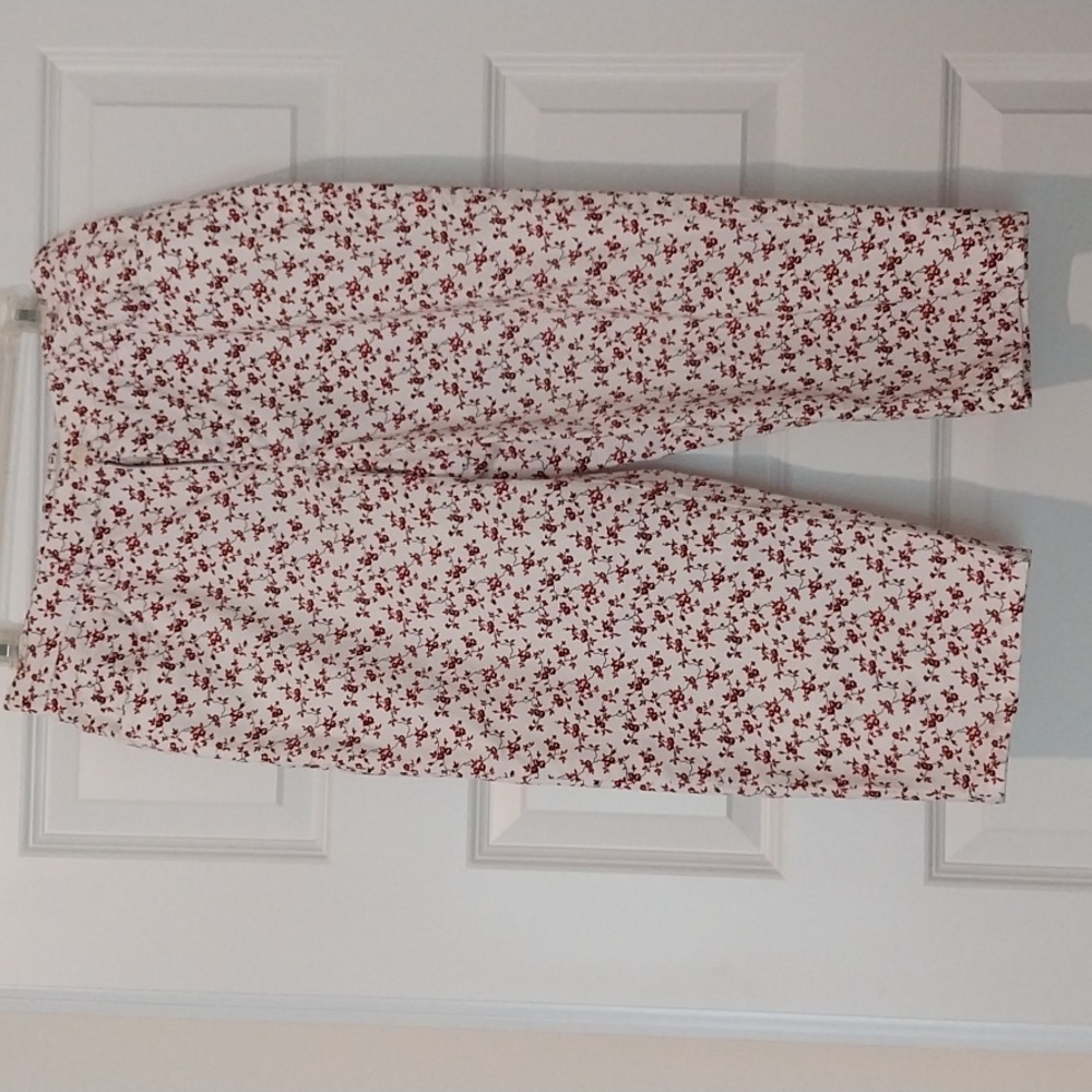 Red print capri.